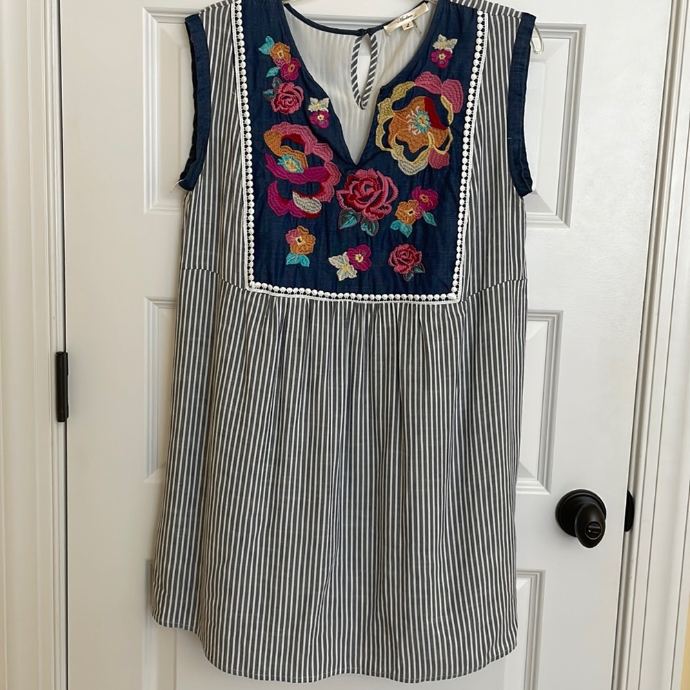 Sleeveless summer embroidered dress- size L